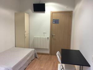 Łóżko lub łóżka w pokoju w obiekcie Pensión-Albergue Puente Ribeira