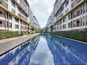 a swimming pool in the middle of a building at Suntomoon Residence By Sumo Ayutthaya อยุธยา in Phra Nakhon Si Ayutthaya