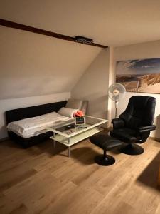 a room with a bed and a desk and a chair at Ferienwohnung mit Schminktisch 2OG in Gräfenhainichen