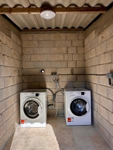 a washing machine and a washer in a brick wall at Résidence de Filitosa - Le Torréen in Sollacaro