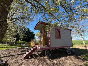 a play house on a wagon in a park at La Bohème aux wallabies in Pajay