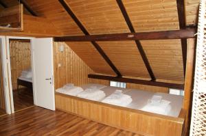 Habitación con 1 cama con toallas blancas en Villa Donkey Ferienwohnung Heustall, en Degersheim