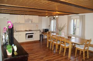 eine Küche und ein Esszimmer mit einem Tisch und Stühlen in der Unterkunft Villa Donkey Ferienwohnung Heustall in Degersheim