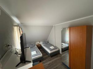 ein kleines Zimmer mit einem Bett und einem Spiegel in der Unterkunft Ferienhotel Forelle Thale Ortsteil Treseburg in Thale