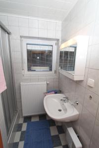 ドロボラッハ・アム・ファーカーゼーにあるFerienwohnungen Petschnig 3の白いバスルーム(シンク、窓付)