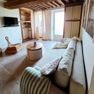 a living room with a couch and a table at L'écrin d'Hélène in Lormes