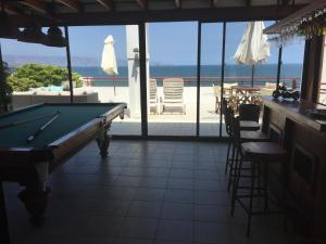 康康的住宿－Espectacular Penthouse Reñaca，海景酒吧内的台球桌