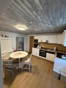a kitchen with a table and chairs in a room at Casa Tua An der Weinstraße 2 in Neustadt an der Weinstraße