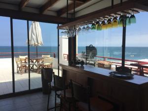 un restaurante con vistas al océano en Espectacular Penthouse Reñaca, en Concón