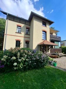 a house with a garden in front of it at Ferienwohnung Am Bürgerteich in Bischofswerda