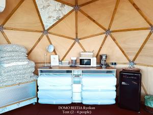 a kitchen in a yurt with a microwave on a counter at Mirador de Pideago in Bolea