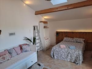 a bedroom with a bed and a ladder in it at BEAU STUDIO NEUF en provence in Pélissanne