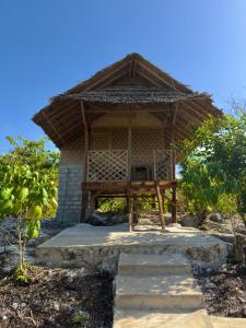 a small hut with a roof on thevisor at Kampa Lodge in Tano