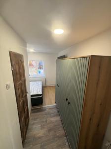 a room with a closet with a door and a window at Sixtor hause in Salonta