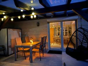 a dining room with a table and chairs on a patio at Ferienwohnung Auszeit in Niederviehbach