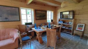 a dining room with a table and chairs in a cabin at Roubenka in Nieder Kreibitz