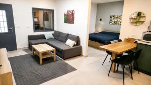 a living room with a couch and a table at בהט בגולן - מתחם נופש עם 2 דירות אירוח ברמת הגולן in Ein Zivan