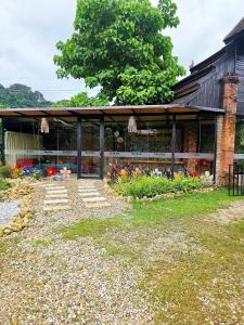 a building with a bunch of flowers in a yard at SKYLINE vangvieng Resort in Vang Vieng