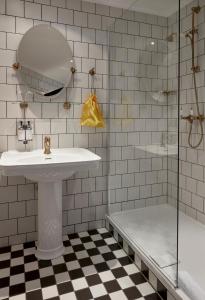 Bathroom sa Max Brown Hotel Ku'damm, part of Sircle Collection