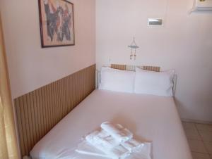 a bed with two white towels on it in a room at Ελένη in Iraklitsa