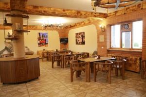 a restaurant with tables and chairs in a room at Hotel Anari in Sik't'arva