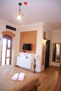 a bedroom with a large bed with two white towels at Hotel Anari in Sik't'arva