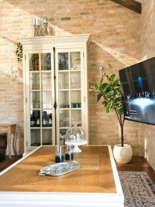 a room with a table with a tv and a cabinet at Landhaus Sweet Escape in Löningen