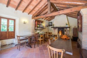 ein Esszimmer mit Tisch und Kamin in der Unterkunft Agriturismo La Manonera in Montepulciano
