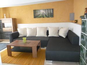 ein Wohnzimmer mit einem Sofa und einem Couchtisch in der Unterkunft Ferienhaus Maria in Patergassen