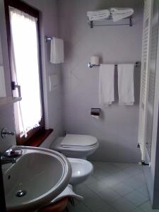 Koupelna v ubytování Albergo Stella Alpina