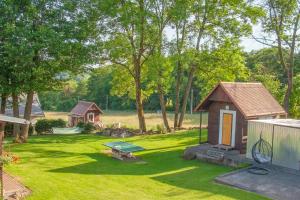 a backyard with a dog house and a picnic table at Chalupa Na Žofíně in Horní Podluží