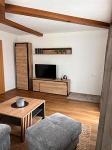a living room with a tv and a coffee table at Appart Leni in Pfunds