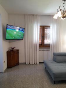 a living room with a flat screen tv on the wall at Casa da Emanuela in Drežnik Grad