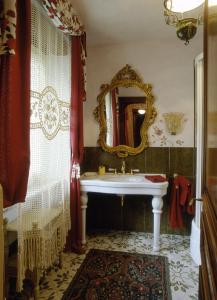 een badkamer met een wastafel en een spiegel bij Villa Althea in Mango