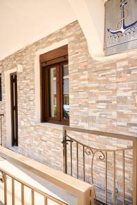 a building with a brick wall and a window at Casa di Fava in Agios Nikolaos
