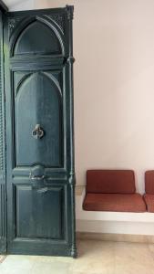 a green cabinet with a red seat in a room at Hotel del Balneario in Tolox