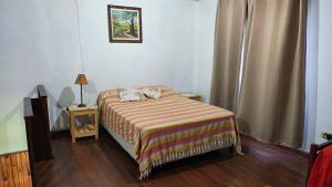 a bedroom with a bed with two cats laying on it at Departamento cercano al centro in Oberá