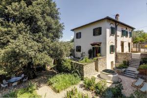 an old house with a fountain in front of it at Villa Le Barone in Panzano