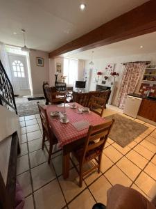 a dining table and chairs in a living room at Sundown in Paillé