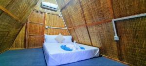 a room with a bed in a straw wall at Europe Enchanted Resort in Kaôh Rŭng (3) +22 photos