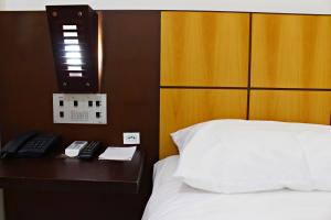 Postel nebo postele na pokoji v ubytování Dois Vizinhos Palace Hotel
