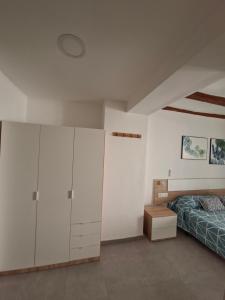 En eller flere senge i et værelse på MORELLA CENTRO Apartamento-Loft