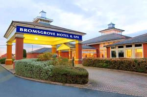 a building with a sign that reads bronxowe hotelstasta at Bromsgrove Hotel in Bromsgrove +51 photos