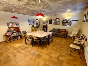 a living room with a table and chairs and a couch at Montana Family Nature in Enveitg