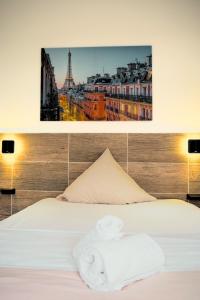a bedroom with a bed and a picture of the eiffel tower at Hotel Gasthaus Krone in Cologne