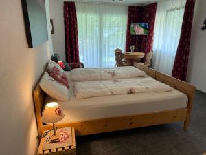 a bedroom with a bed and a table with a lamp at Magic Moments in Brail