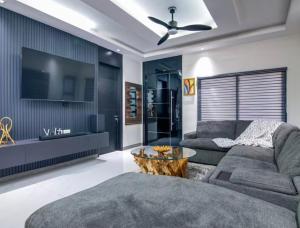 a living room with a couch and a tv at The St Ann Haven in Seville