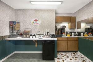 Kuchyňa alebo kuchynka v ubytovaní Super 8 by Wyndham Taylorville IL