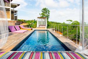 a swimming pool on a balcony with a deck with chairs and aitureshibahiba at Villa F&B 2 in Solarte