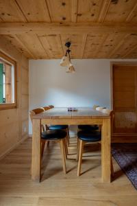 a dining room with a wooden table and chairs at Chalet 3 chambres à Sarreyer, proche Verbier in Sarreyer